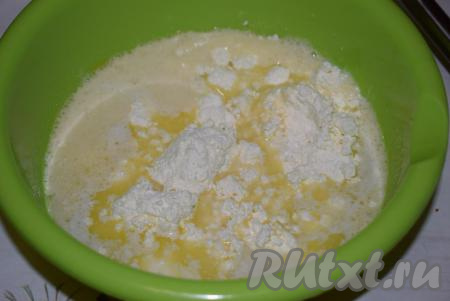 В миску с яйцами, сахаром и маслом добавим творог.