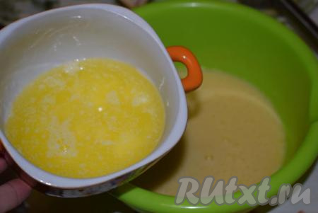 За это время масло размягчится и растопится. Дадим маслу немного остыть и отправим его в миску к яйцам и сахару.