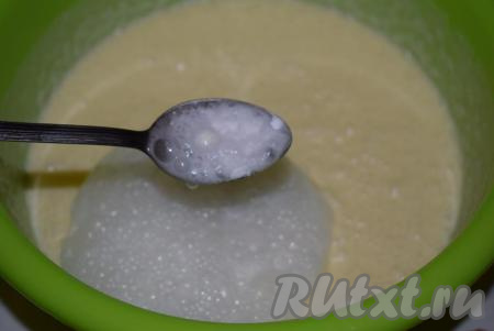 В творожную массу добавим соду, погашенную уксусом.