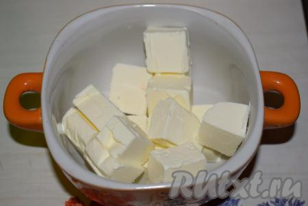  Сливочное масло нарежем на кубики и отправим в микроволновку на 30 секунд. 
