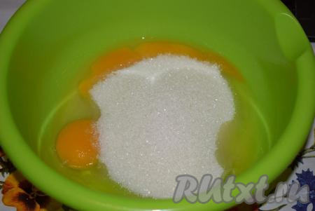 В глубокую миску вобьём яйца, добавим сахар и перемешаем при помощи вилки.