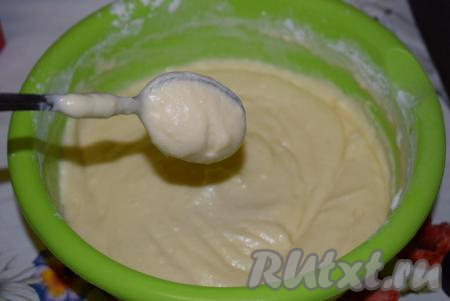 Тесто для приготовления творожного кекса будет похоже по консистенции на домашнюю сметану, оно получится средней густоты.
