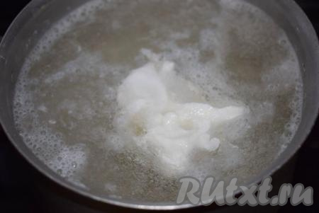 Берём сырое куриное яйцо, аккуратно разбиваем скорлупу, стараясь не повредить оболочку желтка, и выкладываем в подходящую посуду (пиалу или чашку). Далее большой ложкой или венчиком делаем воронку в кастрюле с водой, активно размешивая воду по кругу. В центр воронки, максимально близко поднеся посуду с яйцом к воде, аккуратно выливаем сырое яйцо, стараясь не повредить желток.