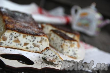 Выпекать творожную запеканку с яблоками в разогретой духовке, примерно, 45 минут при температуре 200 градусов. Готовую запеканку слегка остудить в форме, а затем достать из формы и нарезать на кусочки. Подать вкусную и очень нежную творожную запеканку с яблоком, приготовленную без добавления муки, к столу. По желанию, можно полить сметанкой.