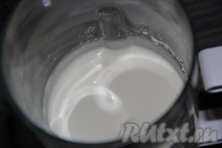 Пробить творожную массу погружным блендером до однородного и гладкого состояния.