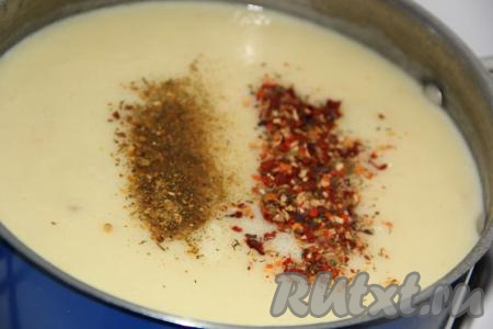 Готовое пюре вылить в кастрюлю, добавить копчёные косточки. Поставить суп на огонь, добавить соль и специи по вкусу.