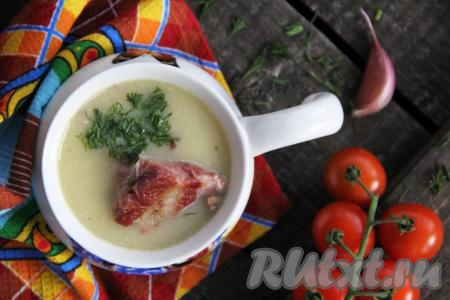 Разлить  вкусный и нежный сливочный суп с копченостями по тарелкам, в каждую тарелочку выложить копчёное рёбрышко и подать к столу. Такое блюдо, наверняка, понравится вашим близким!