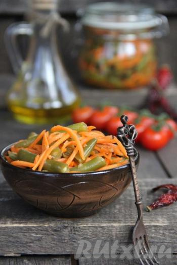 Подать вкусную и яркую закуску к столу. Хранить стручковой фасоль по-корейски следует в холодильнике в банке с крышкой.