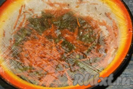 Тщательно перемешать овощи, накрыть миску пищевой плёнкой или крышкой и поставить на 3-5 часов в холодильник.
