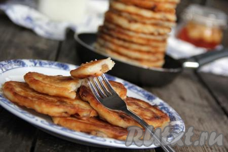 Подать вкусные, нежные и сытные оладушки, приготовленные из вареного риса, к столу. Вот такие красивые рисовые оладьи, замешанные на кефире, получились.