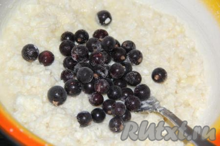 Всыпать ягоды (замороженные ягоды можно предварительно не размораживать) и еще раз перемешать массу.