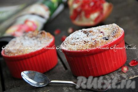 Вкусную и сытную запеканку с рисом и творогом, приготовленную в духовке, подать к столу в тёплом виде.