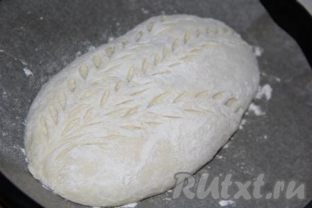 Перед выпеканием на поверхности хлеба с помощью лезвия можно сделать  декоративное украшение.