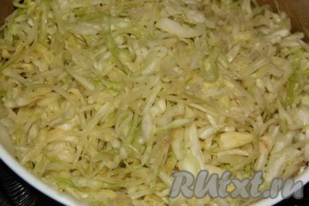 Хорошо помять капусту руками, чтобы она дала сок.
