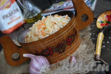 Хрустящую, вкусную, сочную капусту, квашеную с добавлением ржаной муки, можно подать к столу с луком и маслом или использовать для приготовления салатов, винегретов и, конечно, кислых щей. Хранить капусту нужно в холодильнике или в погребе. Благодаря добавлению ржаной муки, улучшается процесс брожения, поэтому квашеная капуста получается просто замечательной, попробуйте!