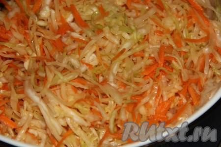 Перемешать капусту с морковью.