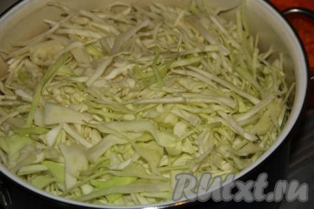 Капусту нашинковать длинными и тонкими полосками.