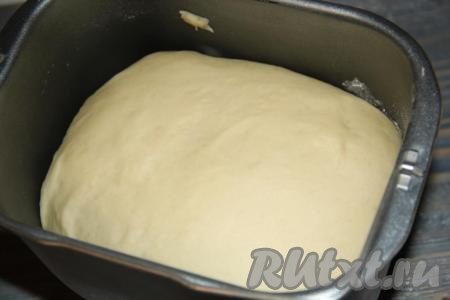 Для того чтобы выполнить замес тесто вручную, нужно в глубокой миске соединить тёплые воду и молоко, масло и яйца, всыпать сахар и ванильный сахар. Перемешать, добавить муку и дрожжи. Замесить мягкое, нежное тесто и оставить его для подъёма в тёплом месте часа на 1,5 (тесто увеличится в несколько раз).