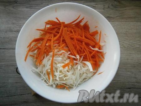 Чеснок и морковь очистить. Белокочанную капусту тоненько нашинковать, добавить натертую на корейской терке морковь.