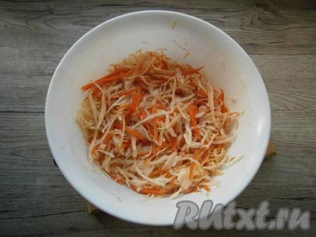 Руками хорошо помять овощи и перемешать.