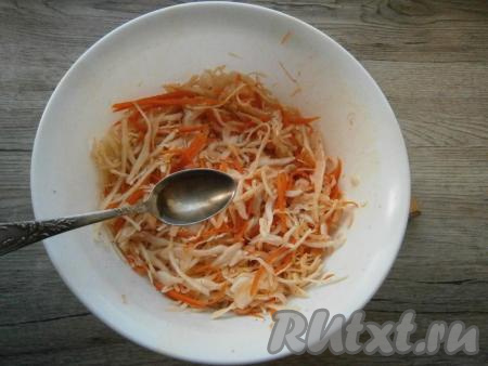 Растительное масло довести до кипения и сразу влить в салат.