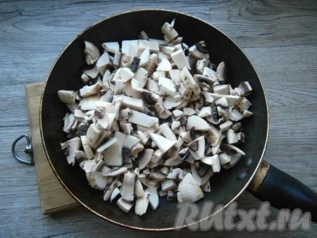 Нарезать грибы на небольшие кусочки, поместить их в разогретую с растительным маслом сковороду.