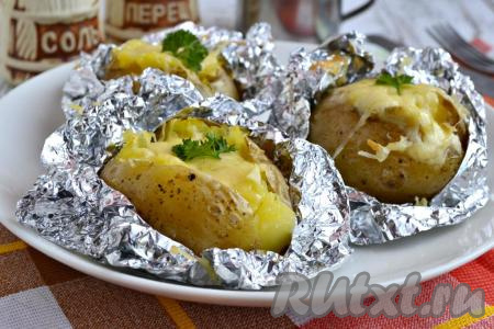 Картофель, запеченный с сыром в фольге