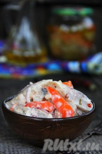 Вот такой яркий и очень вкусный закусочный салат из сельди и перца получился.