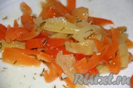 Маринованный перец (можно использовать перец из лечо) нарезать на крупные кусочки.