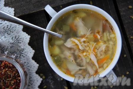 Вкусное, сытное первое блюдо в горячем виде подать к столу. Попробуйте приготовить рассольник с булгуром и солеными огурцами, уверена, вам понравится этот несложный рецепт. Конечно, он отличается от классического варианта, но такой рассольник получается не менее вкусным.