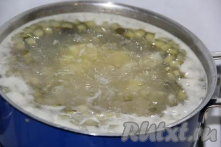 Выложить обжаренные овощи в рассольник, добавить соль и специи по вкусу, варить 5-7 минут. Затем снять с огня и дать настояться под крышкой, примерно, 15-20 минут. 