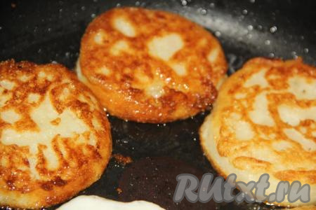 Вот такие солнечные, очень вкусные и нежные манные оладьи, замешанные на кефире, у нас получились. С таким блюдом отличное начало дня или великолепный полдник вам гарантирован!