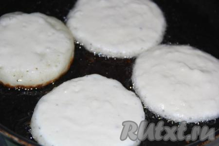 Сковороду разогреть, влить растительное масло. Выложить по 1 столовой ложке теста и сформировать круглые оладьи. Жарить оладушки на среднем огне с двух сторон до золотистого цвета.