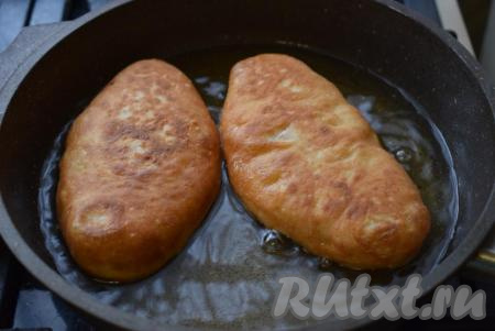 Во время жарки огонь должен быть средним, чтобы пирожки успели пропечься внутри.