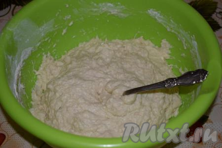 Тесто постепенно начнёт собираться в ком. Продолжаем вымешивать тесто уже руками, слегка подпыляя его мукой, чтобы оно не липло к рукам. Месим тесто не менее 8 минут. За это время клейковина раскроется и тесто перестанет липнуть к рукам. 