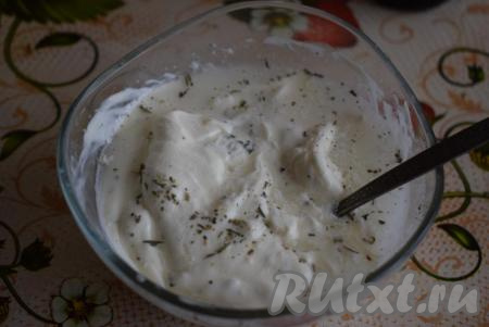 Смешиваем соус, добавив к нему растительное масло и прованские травы.