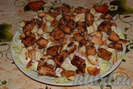 Поверх сухариков кладем куриное филе.
