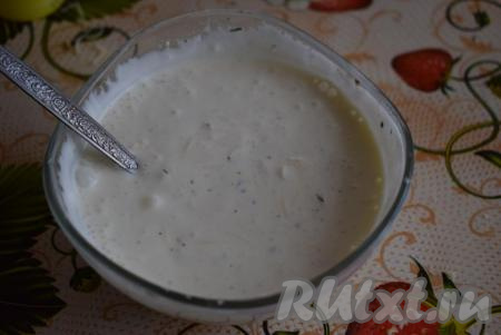К  соусу добавляем воду, соль по вкусу и перемешиваем. Наш ароматный, с ярким насыщенным вкусом соус готов.