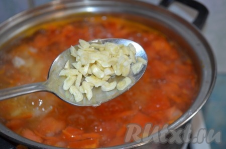 За 5 минут до окончания варки супа добавить чеснок, порезанный тонкими ломтиками.