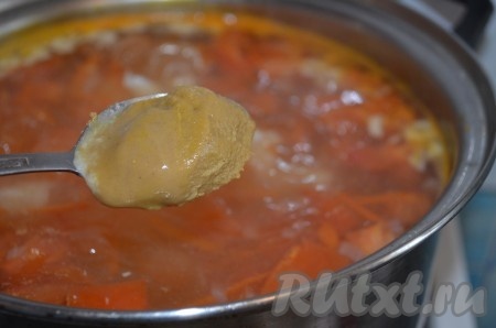 За 5 минут до окончания варки супа добавить горчицу. Выключить плиту. Дать куриному супу с овощами настояться 15-20 минут.