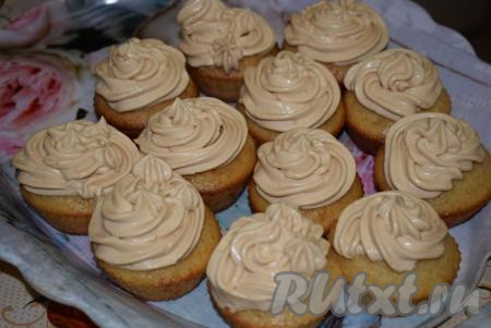 Готовый крем-чиз выкладываем в кулинарный мешок с насадкой и делаем шапочки на наших остывших кексах.