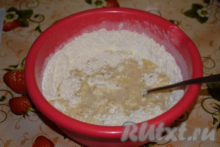 Выливаем масляную смесь в миску с мукой и дрожжами.
