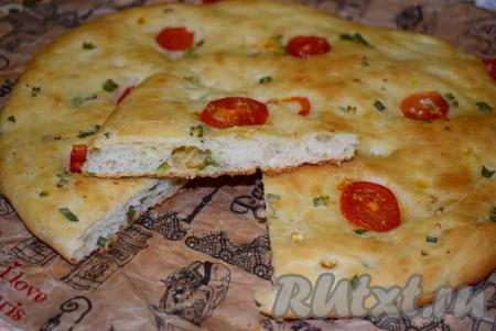 Фокачча получается очень ароматной, с насыщенным вкусом чеснока и зеленого лука!