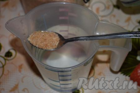 В теплой воде растворим соль и сахар. Так как я делаю фокаччу с чесноком и луком, то посчитала уместным вместо обычной соли добавить чесночную соль с адыгейскими специями.