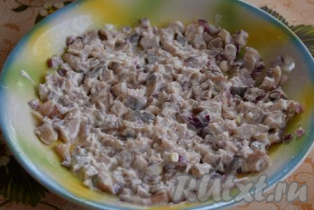 Смешиваем сельдь с луком и майонезом. Выкладываем на блюдо (или на тарелку), на котором будет подаваться салат. Майонеза кладем в каждый слой столько, сколько вы любите, я кладу по 2 столовые ложки на слой.