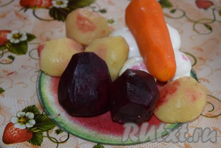 Очищаем картофель, свеклу, морковь и яйца.