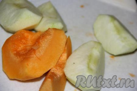 Подготовить продукты. Для этого блюда нам понадобится 200 грамм яблок, очищенных от кожуры и семян, и 200 грамм тыквы, очищенной от кожуры и семечек.