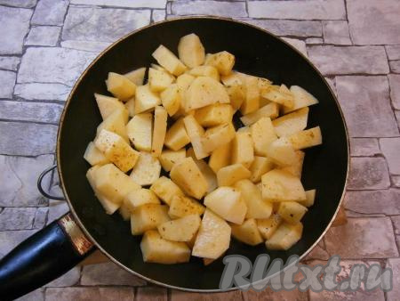 Сковороду с растительным маслом разогреть и выложить в нее картофель.