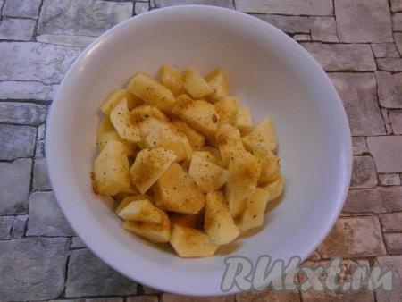 Картофель очистить, нарезать довольно крупно (на 6-8 частей), посыпать специями, перемешать.