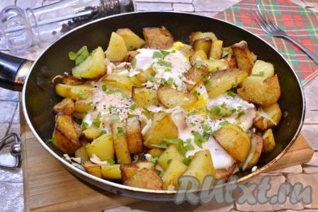 Картошка, жареная с яйцом на сковороде
